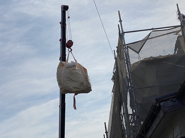 フレコンバッグに詰めたセメント瓦をユニック車で撤去