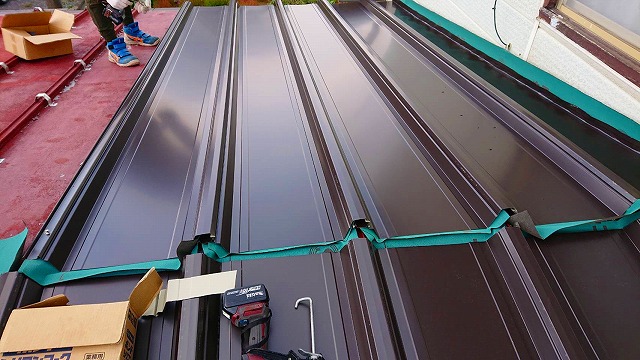 屋根カバー個法の棟際の工事画像