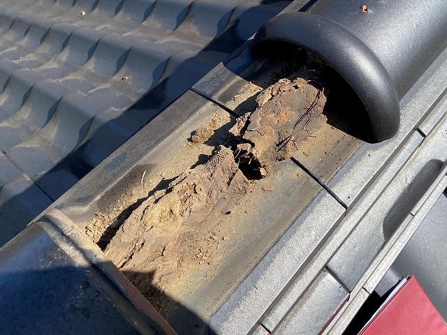 冠瓦の中の葺き土は量が少なく痩せた状態