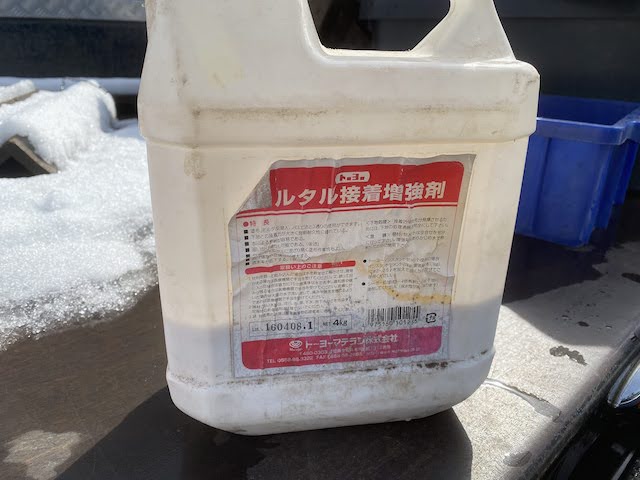 漆喰を塗る前に塗布するモルタル用の接着剤