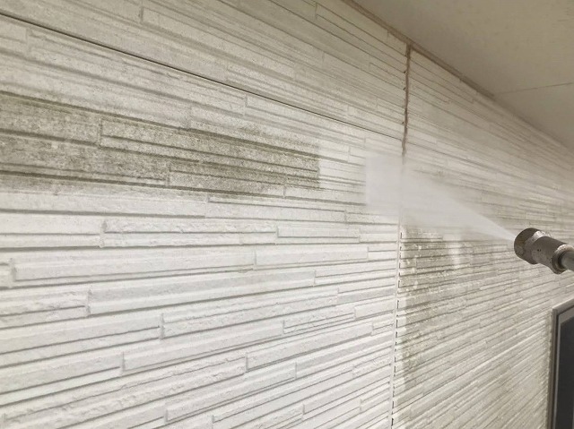 外壁に頑固にこびりついたカビや藻を、業務用洗浄機で洗浄