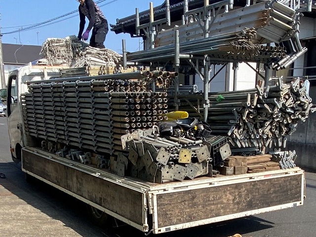 足場材を積載した四トントラック