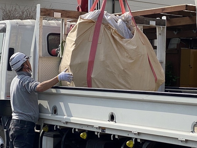 解体屋根材を降ろす際はユニック車を使用