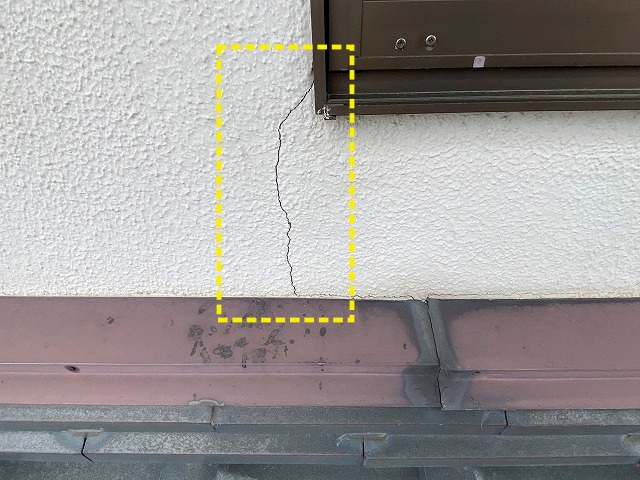ひび割れが起こったリシン吹付モルタル外壁