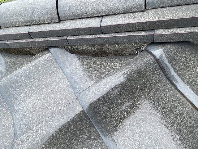 水戸市の隅棟漆喰に黒ずみが確認できる