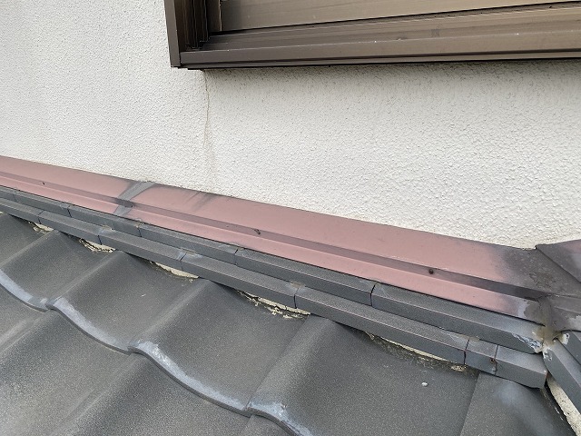 サッシ開口部から葺き止め板金まで走るヒビ割れ