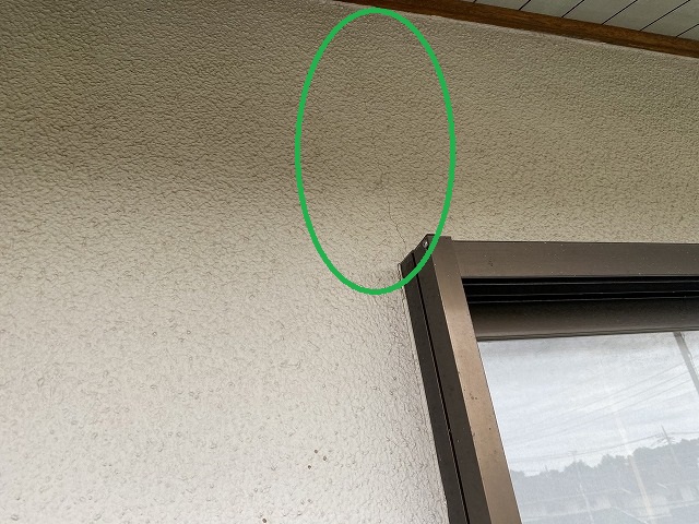 サッシの開口部での軽微なクラック