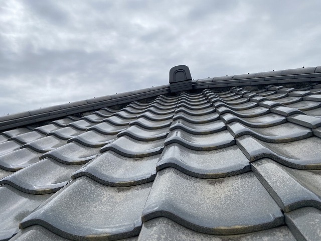 陶器瓦屋根を軒先から確認