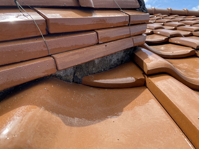 棟漆喰はひび割れ、雨水が浸水したような跡がある