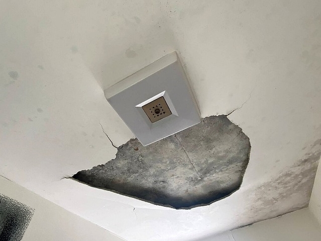 雨漏りの影響で剥がれ落ちた天井の石膏ボード