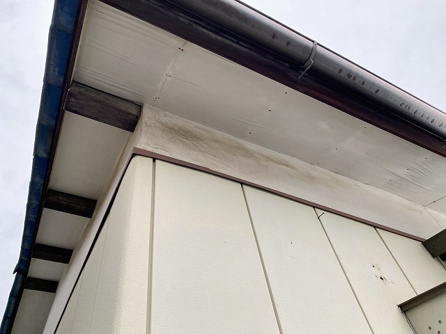 破損した軒天は屋根からの修理が必要