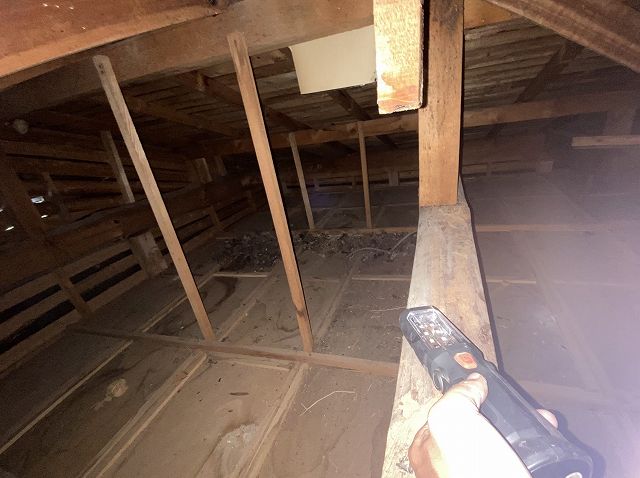 城里町の現場で屋根裏を調査している風景