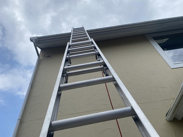 二連梯子を急勾配屋根の軒先に架ける