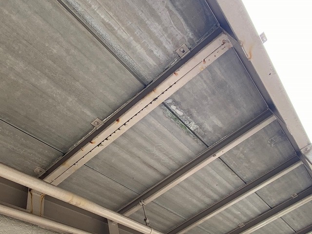 塗膜が剥がれて鉄骨が錆び始めている