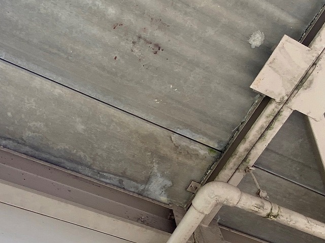 床材のシール劣化により床材裏地にも雨漏り被害