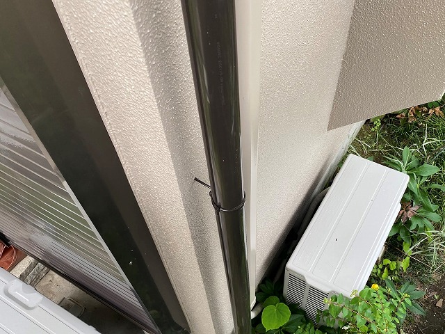 モルタル外壁に取り付けたデンデン金具と60Φの竪樋