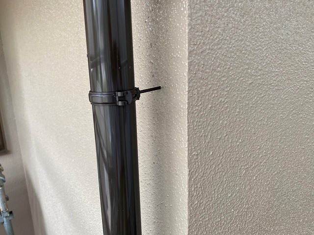 こげ茶のデンデン金具と60Φの竪樋