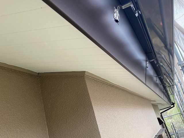 鼻隠しに板金巻きを行い、アーバントップ雨樋を施工