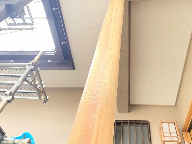 アク洗いで綺麗になった玄関のポーチ柱