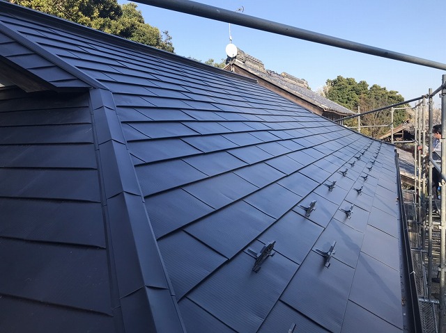 入母屋屋根のガルバリウム鋼板葺きイメージ