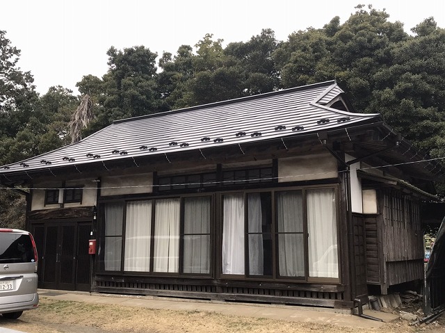 入母屋の屋根に横葺きガルバリウム鋼板屋根材を施工した笠間市の現場