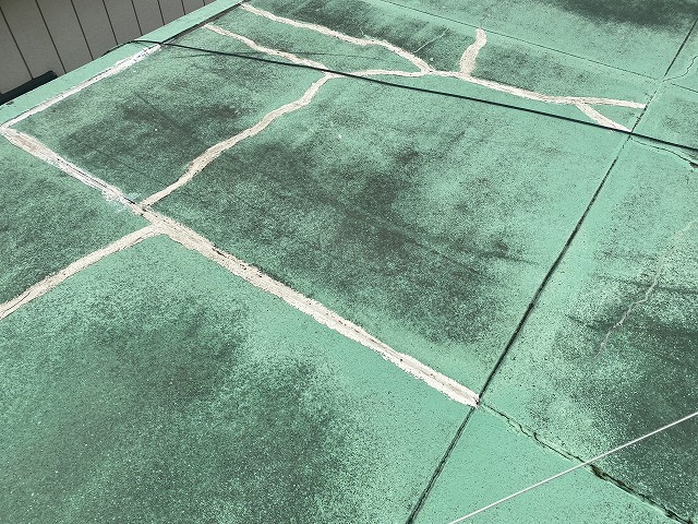 亀裂に沿って補修された陸屋根