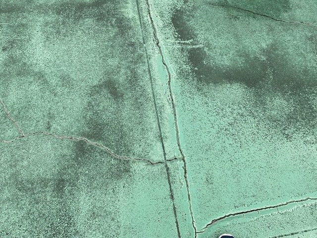 ひび割れが激しい、茨城県内の陸屋根