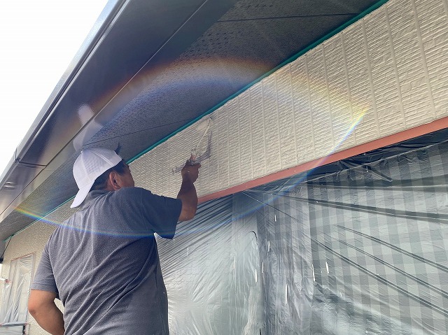 サッシ上に中塗りを行う塗装職人