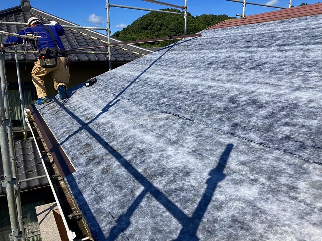 粘着式防水シートは綺麗に貼れました