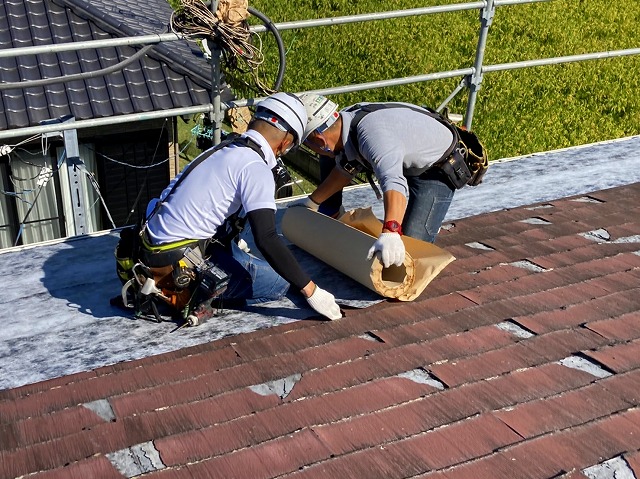 常陸太田市のスレート屋根改修カバー工事に使用するタディスセルフカバーを貼る屋根職人