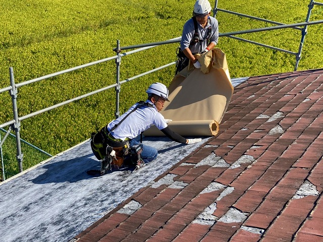 常陸太田市のスレート屋根改修カバー工事は、タディスセルフカバーを貼る屋根職人は2人で貼ります