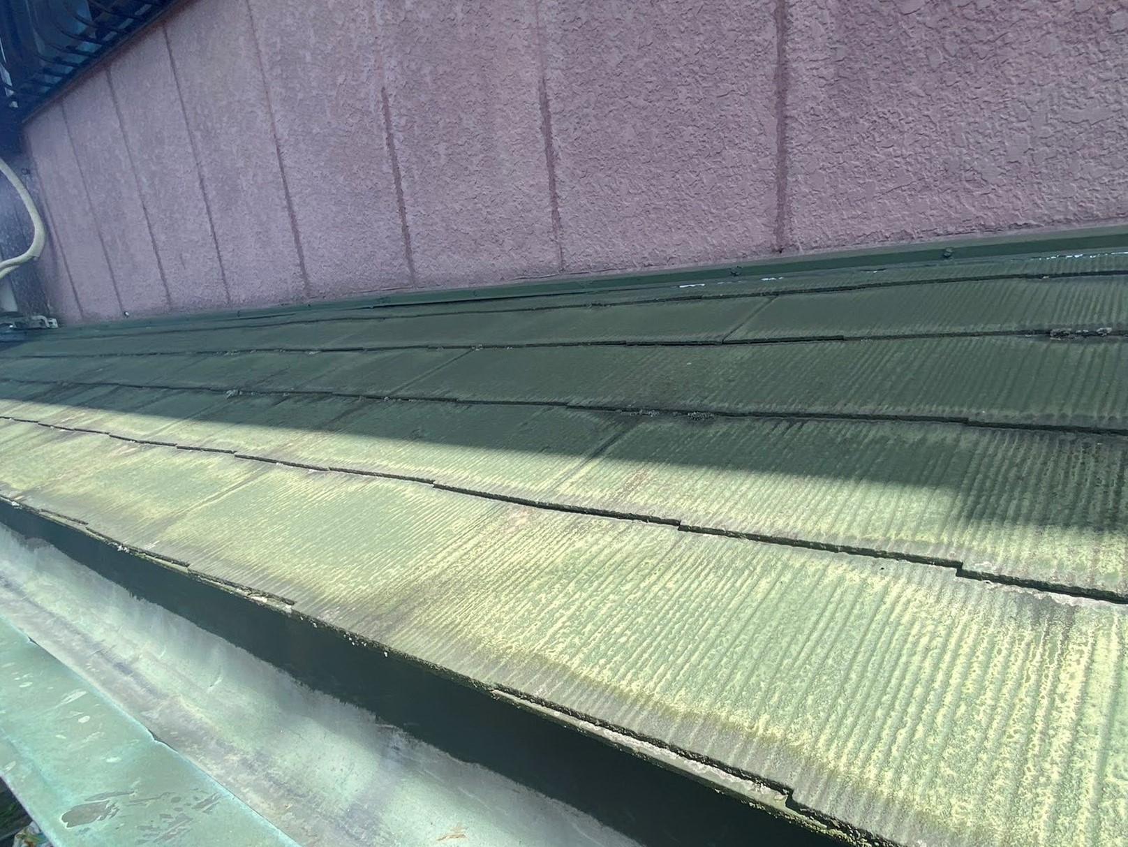 下屋根の緑の化粧スレート