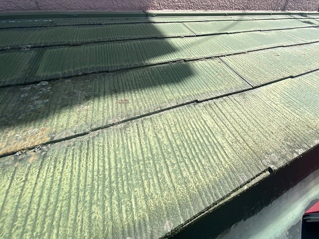 経年によってくすんでいる、緑色の化粧スレート