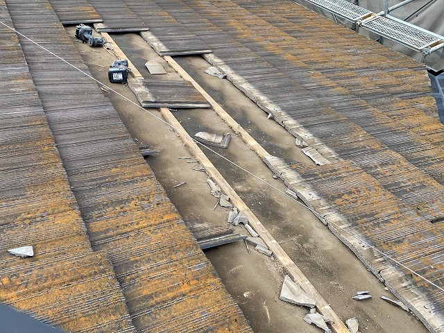 モニエル瓦を撤去していく