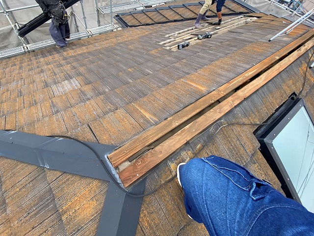 モニエル瓦を解体する職人