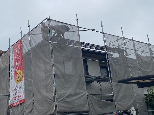 屋根葺き替えを行う為の足場架設