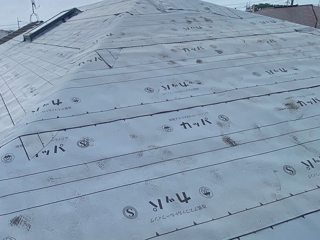 既存屋根材を撤去し、防水紙を敷設した、ひたちなか市の屋根
