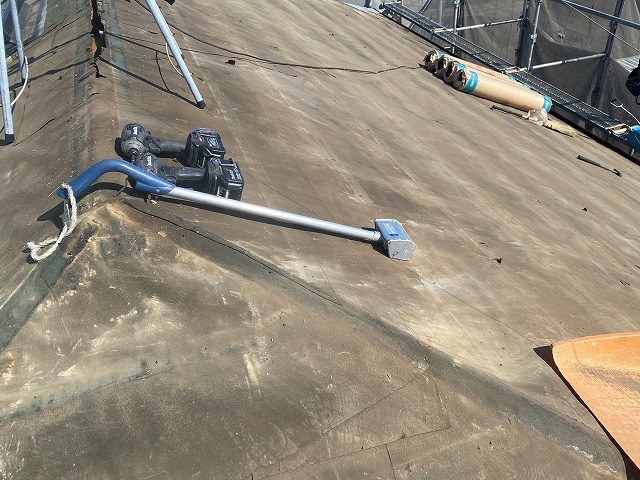 既存屋根材を撤去して清掃