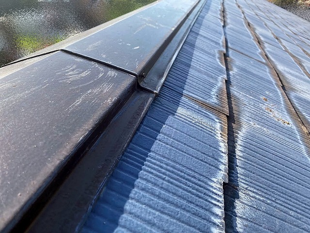 棟板金の釘抜けが多く見られるスレート屋根