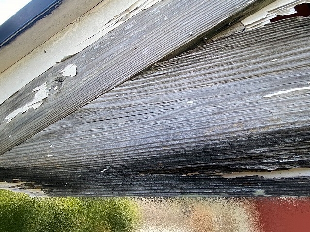 スレート屋根の不具合により破損した軒天