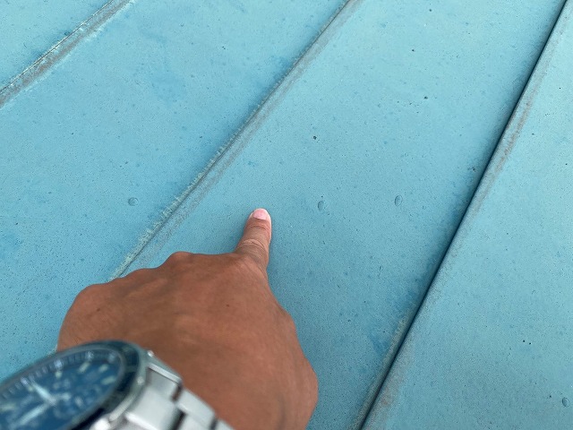 金属屋根を指でなぞる前