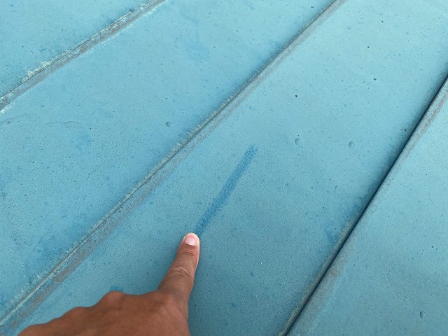 金属屋根を指でなぞってみる