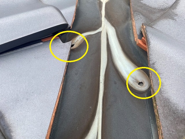 銅製の谷樋に開いた穴