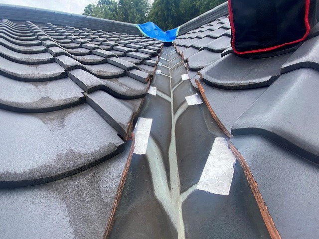 銅製の谷板金に開いた穴をアルミテープで応急処置