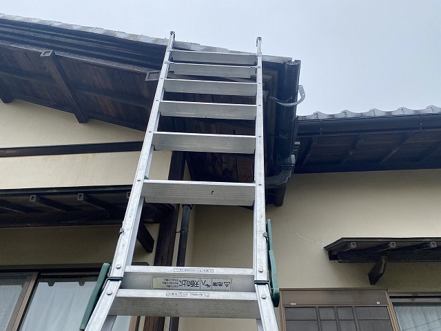 ケラバ側に脚立兼用梯子をかける