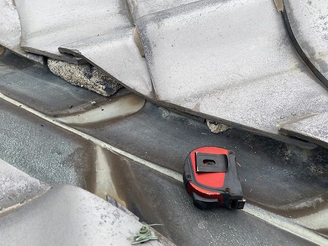 谷板金に置かれたスケール