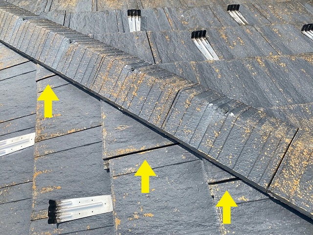 セメント瓦の棟付近の瓦のずれを発見