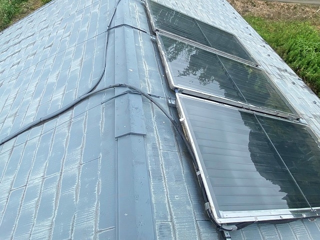 故障中の太陽熱温水器の平型集熱器