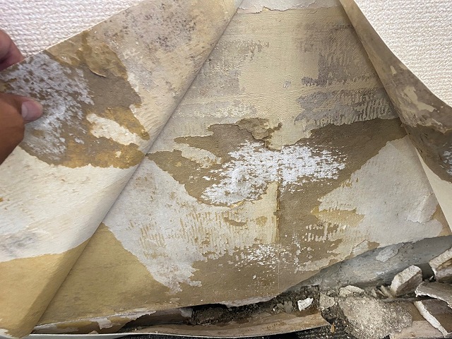 クロスを捲ると下地が濡れている