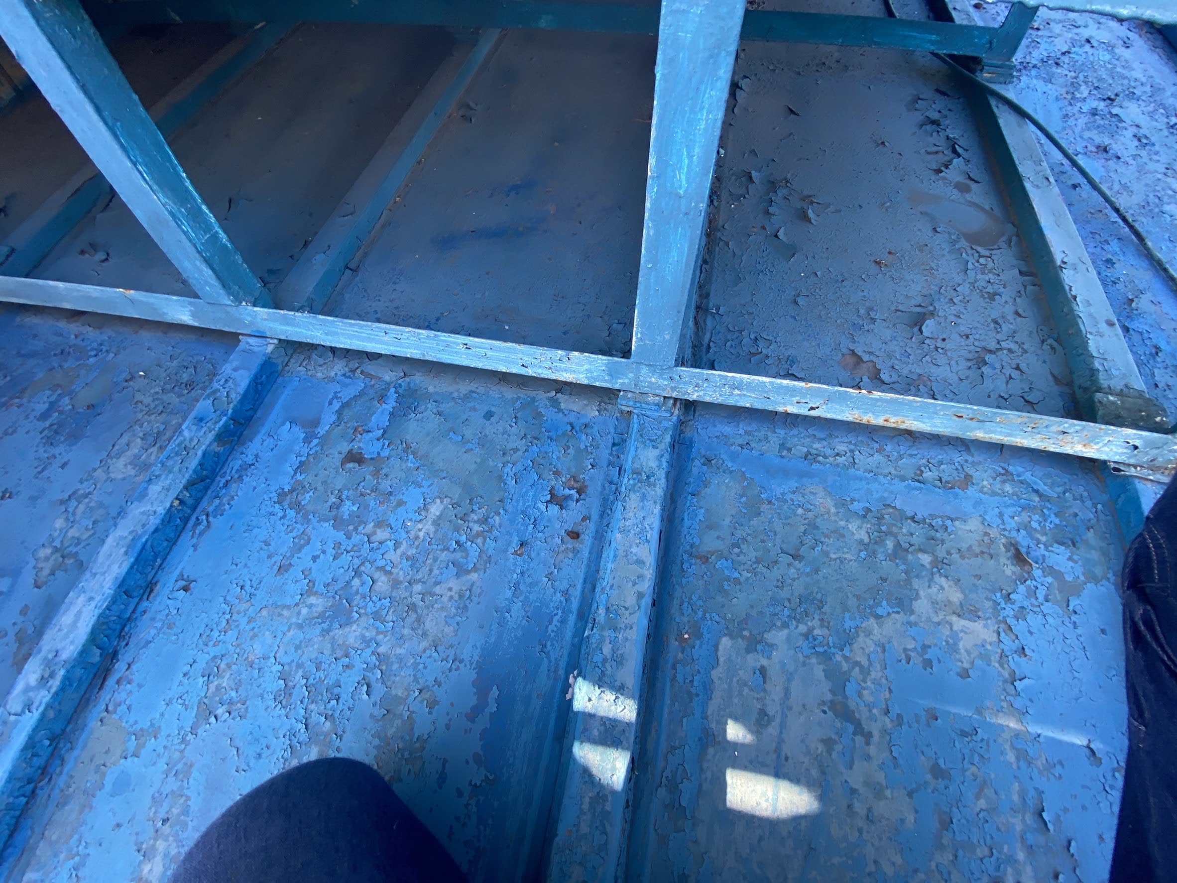 青く塗られていた瓦棒屋根